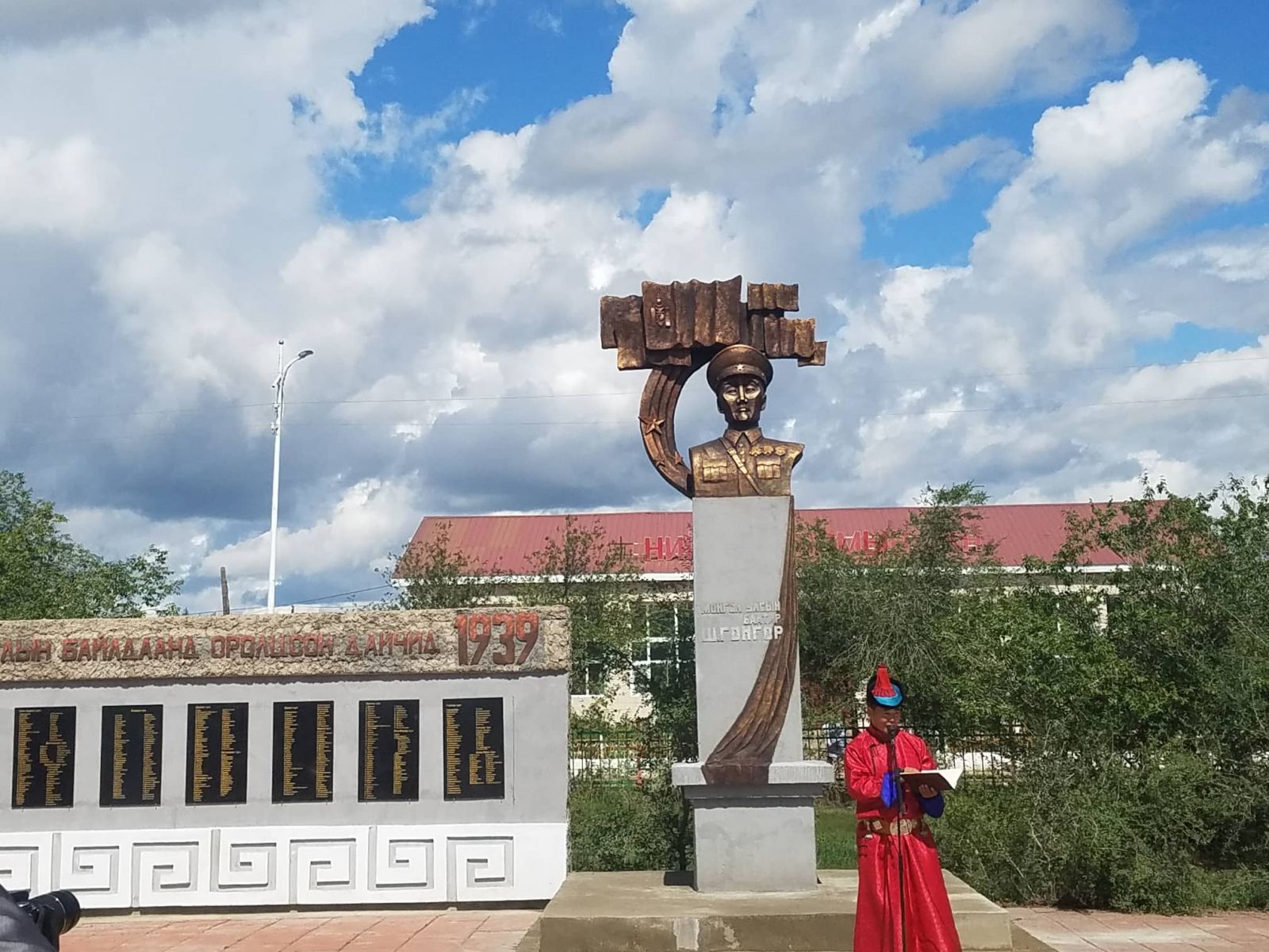 ХЭНТИЙ: Анхны баатарын гэрэлт хөшөө сүндэрлэлээ