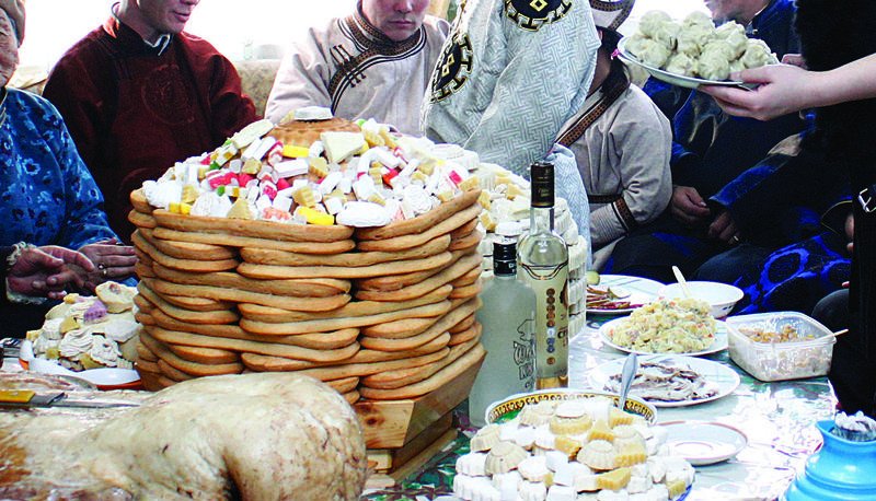 Хулгайн бууз, хумсалсан ууц шүүсээр ширээгээ дүүргэх үү