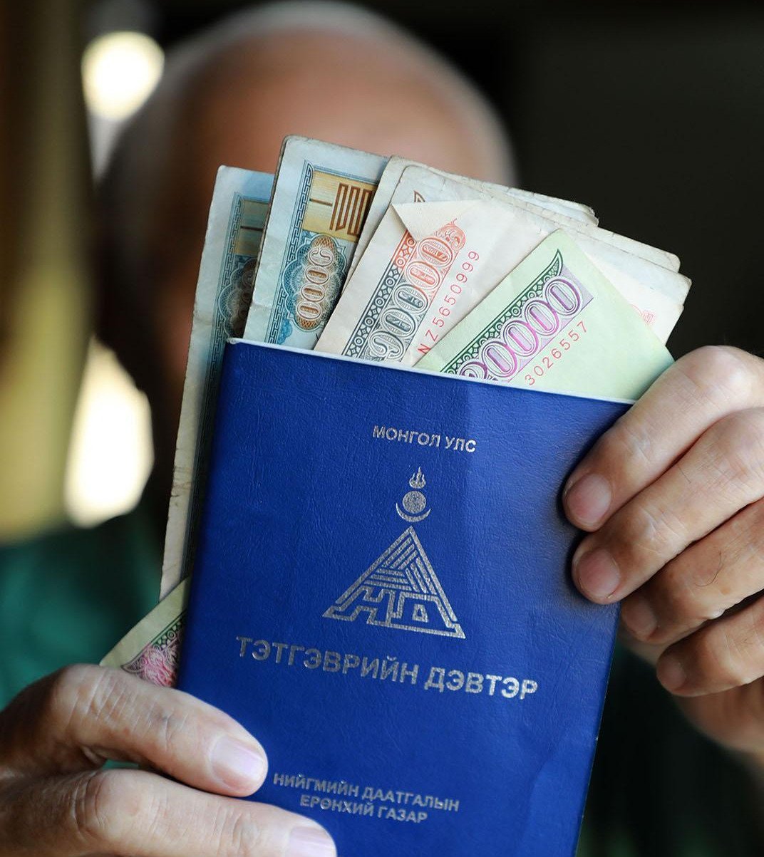 Зээлтэй байсан ахмадууд тэтгэврээ бүрэн авч эхэллээ