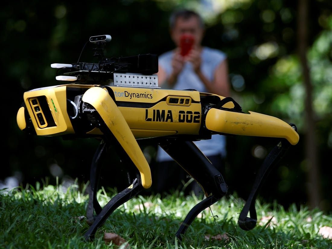 Сингапурт робот нохой хүмүүст хоорондоо зайтай явахыг сануулж эхэлжээ