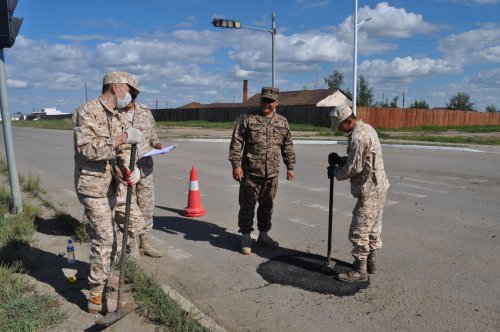 ЦЭРГИЙН ДҮЙЦҮҮЛЭХ АЛБАНЫ АЛБА ХААГЧИД ЧИНГИС ХОТ ДОТОРХ АВТО ЗАМЫГ ЗАСВАРЛАЖ ЭХЭЛЛЭЭ