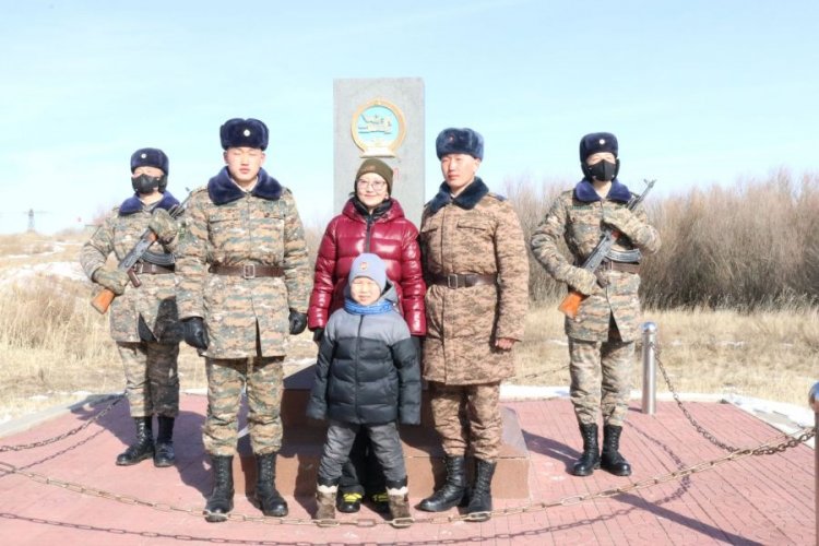 Эр цэргийн албанд мордсон ах дүүсийг ээжтэй нь уулзуулжээ